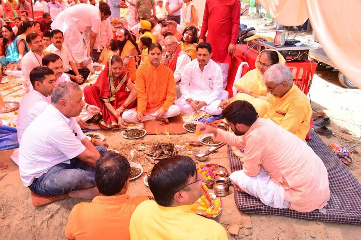 अक्षय तृतीया के पावन पर्व पर किया गुरुकुल का भूमि पूजन अक्षय तृतीया के पावन पर्व पर किया गुरुकुल का भूमि पूजन